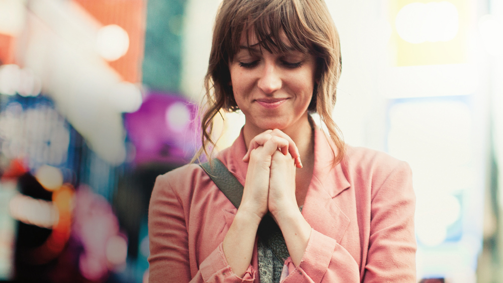 Frau betet